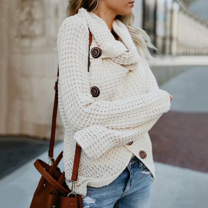 Renauda | Pull Col Roulé Asymétrique Boutonné avec Détails Élégants