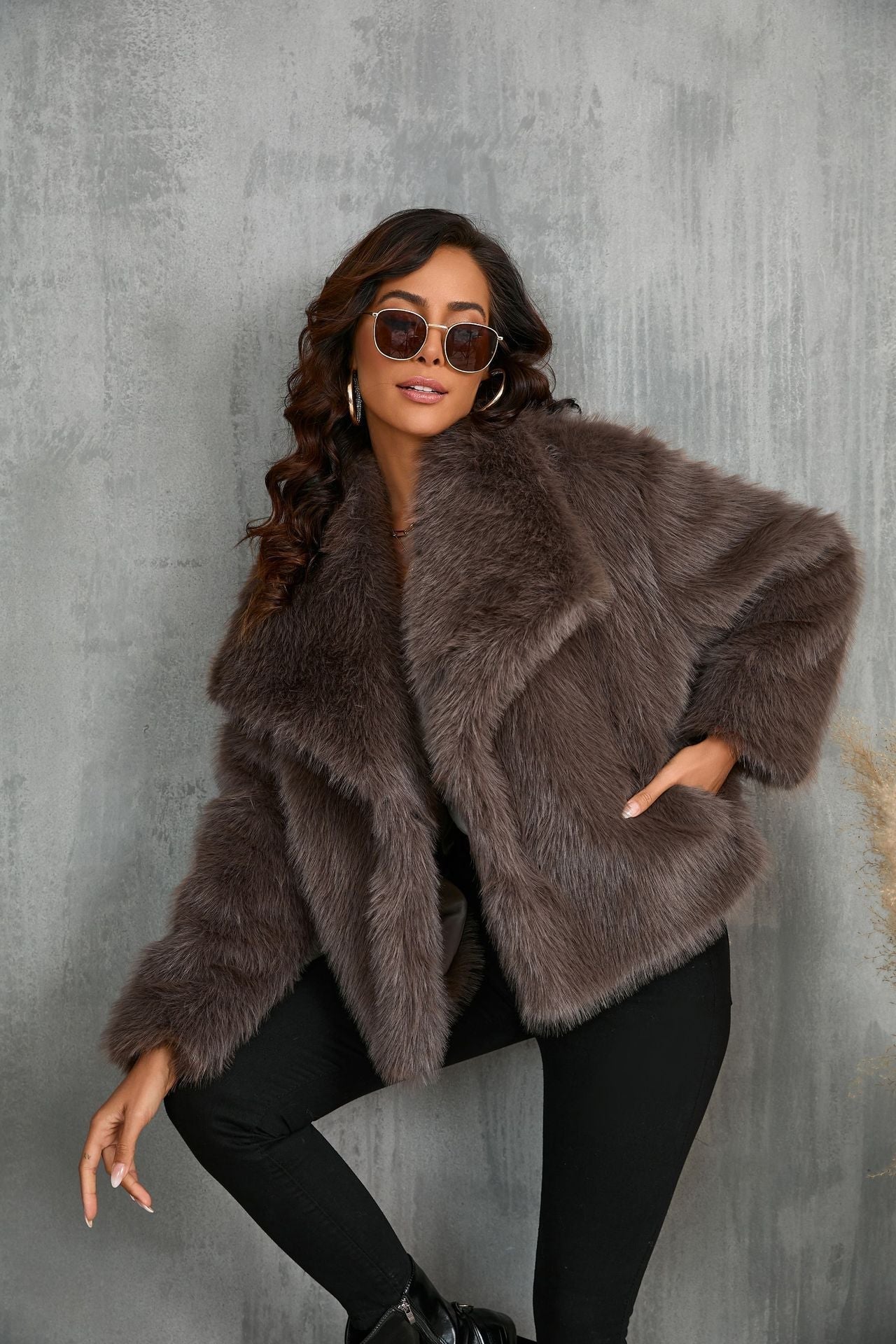 Leona - Veste en Fausse Fourrure Taupe Douillette pour Femmes
