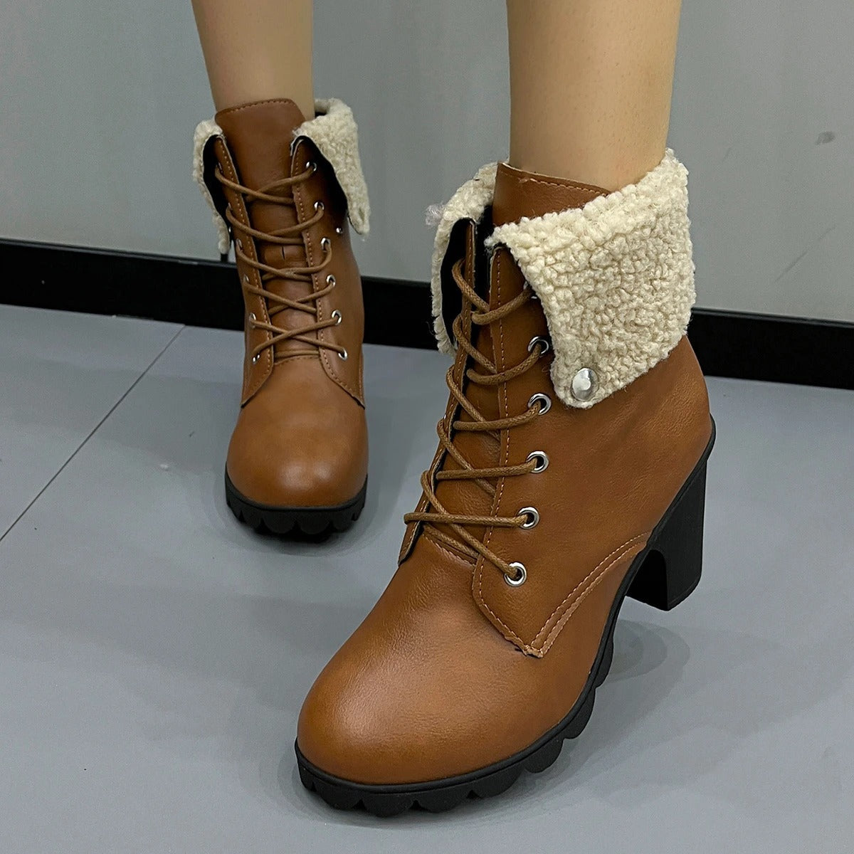 Carlotta | Bottines à Talon Bloc avec Lacets et Col Doublé en Fausse Fourrure