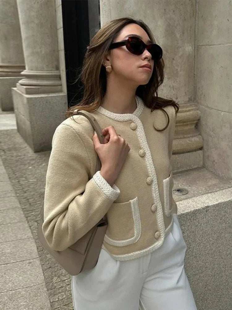 Xyliane | Cardigan Chic Court Beige à Boutons avec Poches pour Femme