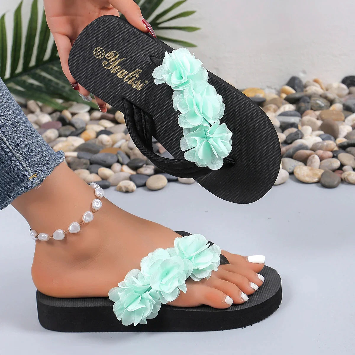 Tongs de plage noires avec fleurs femmes