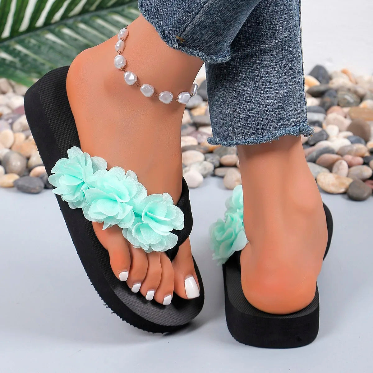 Tongs de plage noires avec fleurs femmes