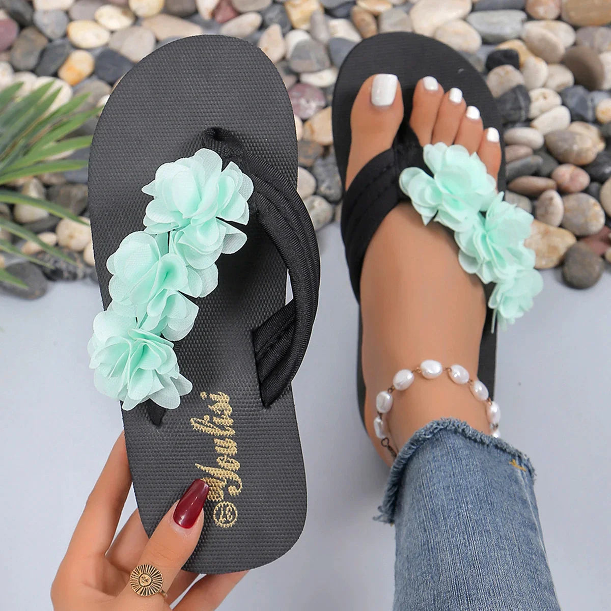 Tongs de plage noires avec fleurs femmes